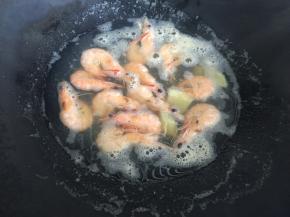 锅内放入适量水、生姜、料酒，将虾焯熟，虾提前剪去虾枪虾须挑出虾线；