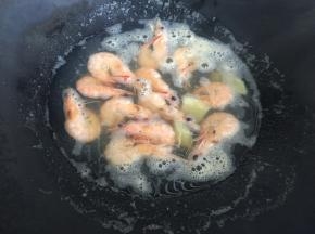 锅内放入适量水、生姜、料酒，将虾焯熟，虾提前剪去虾枪虾须挑出虾线；
