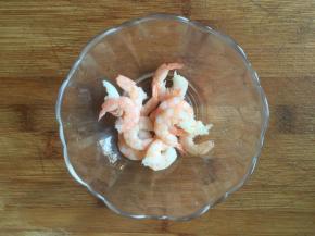 焯熟捞出去壳；