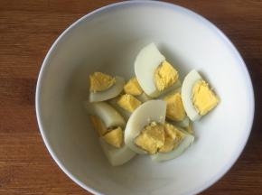 熟鸡蛋切小块；