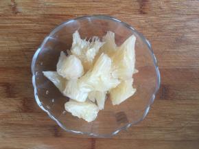 柚子去皮剥小块；