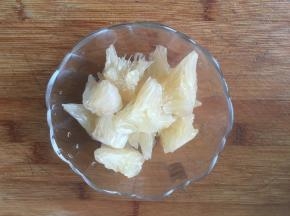 柚子去皮剥小块；