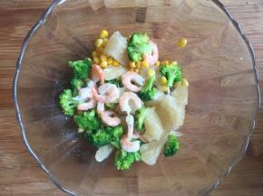 食材全部倒入碗里；