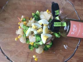 加入又伊鲜清香罗勒色拉调味汁；