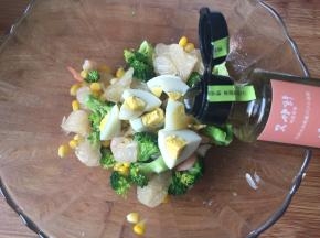 加入又伊鲜清香罗勒色拉调味汁；