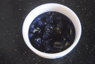 蝶豆花用开水浸泡15分钟左右，泡出蓝色的茶水