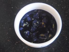 蝶豆花用开水浸泡15分钟左右，泡出蓝色的茶水