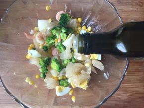 加入橄榄油，拌均匀即可食用；