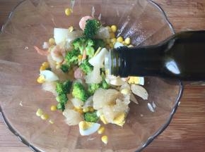 加入橄榄油，拌均匀即可食用；