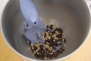 加入葡萄干和葵瓜子再揉8分钟即可