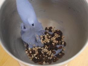 加入葡萄干和葵瓜子再揉8分钟即可