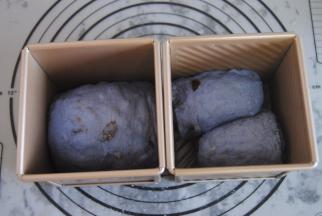 卷起来放入模具内，我用的是学厨的方形土司模，这个配方可以做2个，450克土司模可做1个。