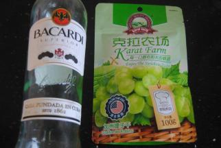 朗姆酒加入葡萄干内拌匀浸泡