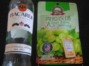 朗姆酒加入葡萄干内拌匀浸泡