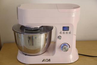 把除葡萄干和葵瓜子外的材料放入厨师机里揉出粗膜