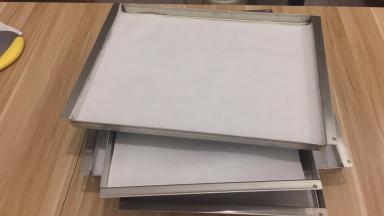 猛犸象自带烤盘铺上油纸备用