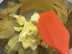 黄油切成小块放在料理盆室温软化