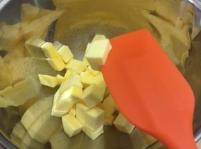 黄油切成小块放在料理盆室温软化