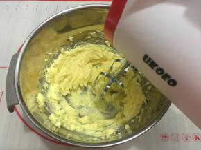 黄油室温软化，用打蛋器稍微打发一下