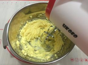 黄油室温软化，用打蛋器稍微打发一下