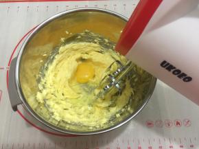 加入一整颗鸡蛋继续打发至完成混合