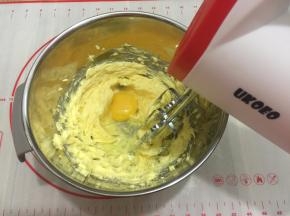 加入一整颗鸡蛋继续打发至完成混合