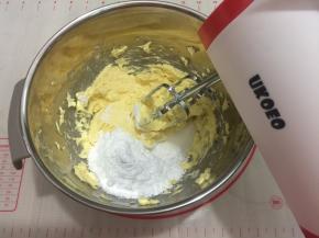 加入糖粉和盐继续打发打至看不见糖粉
再加入细砂糖再继续打发至糖和黄油融合