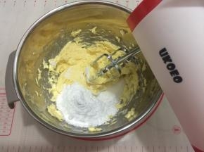 加入糖粉和盐继续打发打至看不见糖粉
再加入细砂糖再继续打发至糖和黄油融合