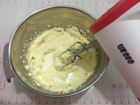 加入牛奶，牛奶要分三次加入