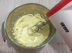 加入牛奶，牛奶要分三次加入