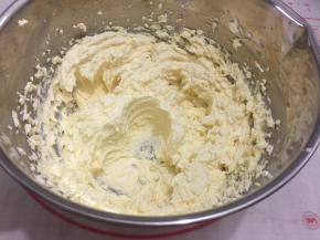 打发至完全混合，黄油明显澎发，贴在盆壁上的黄金呈现习毛状