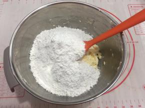 低粉和淀粉混合抓匀一次性加入黄油中
用刮刀按压成团