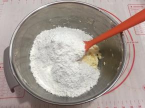 低粉和淀粉混合抓匀一次性加入黄油中
用刮刀按压成团