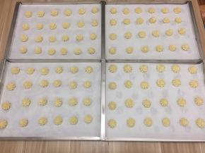 均匀的挤在烤盘上