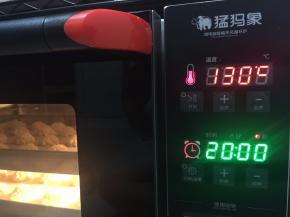送进事先160度10分钟预热好的风炉中再次调至140度20分钟