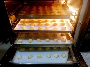 烤好的饼干上色得均匀