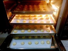 烤好的饼干上色得均匀