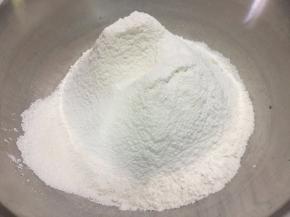 面粉先过筛备用