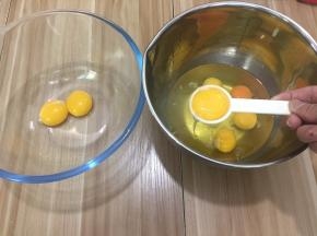 分开蛋黄和蛋白，盛放在两个搅拌盆中
