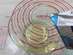 依次加入玉米油，和椰浆，
每当加入一种原料后都要混合搅拌均匀，
再把15克的白砂糖加入拌至白砂糖溶化