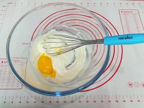 把蛋黄分次加入面糊中，用Z字手法混合，切记不要打圈，以免面糊起筋