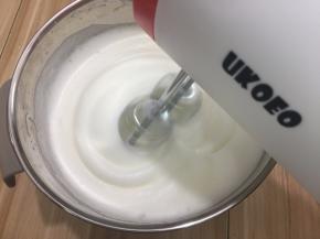 继续打发至能看到有浅浅的纹路，这时加等二次的糖