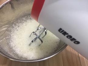 从冰箱中取出蛋白，加几滴白醋或柠檬汁打至鱼泡眼加入第一次的细砂糖