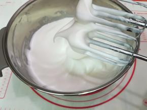 中速打发至蛋白变得泡沫细腻，打至蛋白霜拉起的大弯钩下弯就说明发好了，（如图）