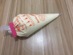 把蛋糕糊装进裱花袋中
(事先准备好裱花袋用一个杯子把袋子装好，
以免倒蛋黄糊时手忙脚乱的)
这时先预热烤炉180度10分钟