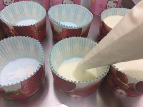 把蛋糕糊挤进纸杯中