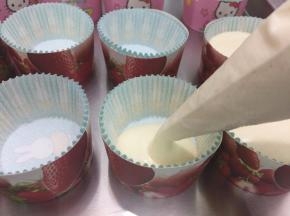 把蛋糕糊挤进纸杯中