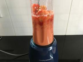 用料理机打成细腻的山楂泥。