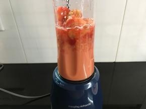 用料理机打成细腻的山楂泥。