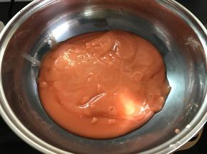 把山楂泥放入锅中，小火不停地翻炒。